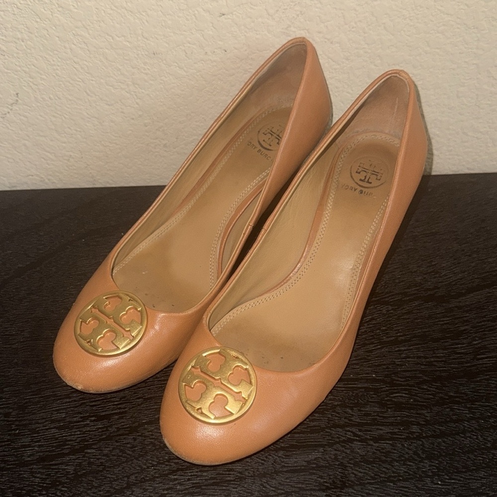 Tory Burch Chelsea Wedges‎ Tan Size 8.5